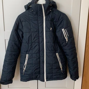 Peak performance jacka - Säljer denna super fina peak performance jackan. Köpt för 2190kr men jag säljer den för 950kr. Jackan är i super bra skick,inga hål eller något annat. Skön att ha på vintern✨ frakten ingår inte