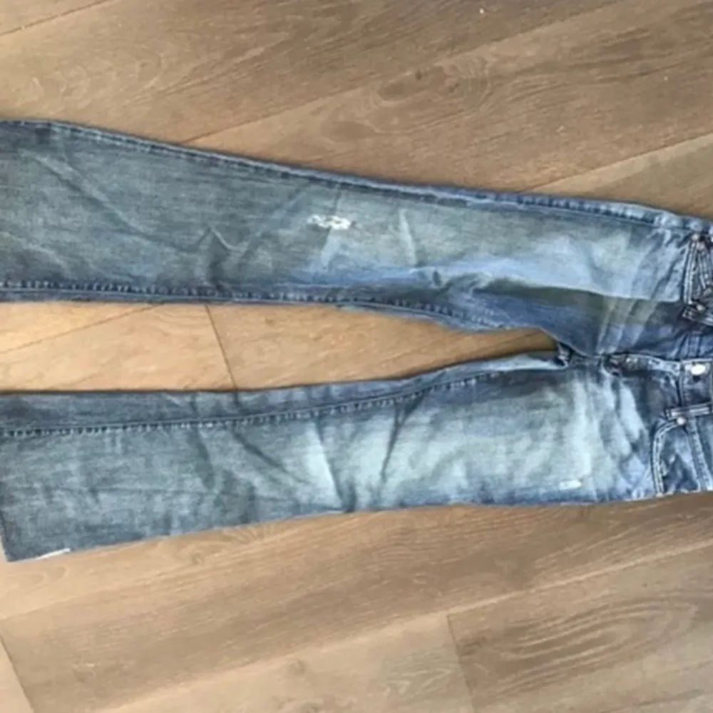 Rock and republic Victoria Beckham jeans i modellen ”Madrid”! Säljer dom på grund av att dom inte kommer till användning och för att de är lite för långa för mig som är 167💓men så himla fina och inga stenar saknas!. Jeans & Byxor.