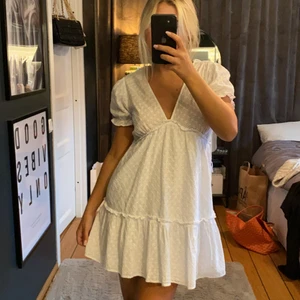 Vit klännkng - Vit klänning från zara. Aldirg använd. Storlek M. Men passar mig som har S bra också. 