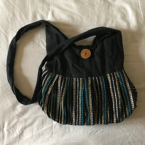 väska🦖🦖 - väska i bohemisk stil med vacker decor. stänges med dragkedja eller med en stor trä knapp. rymlig med en lite hårdare platta i botten. 