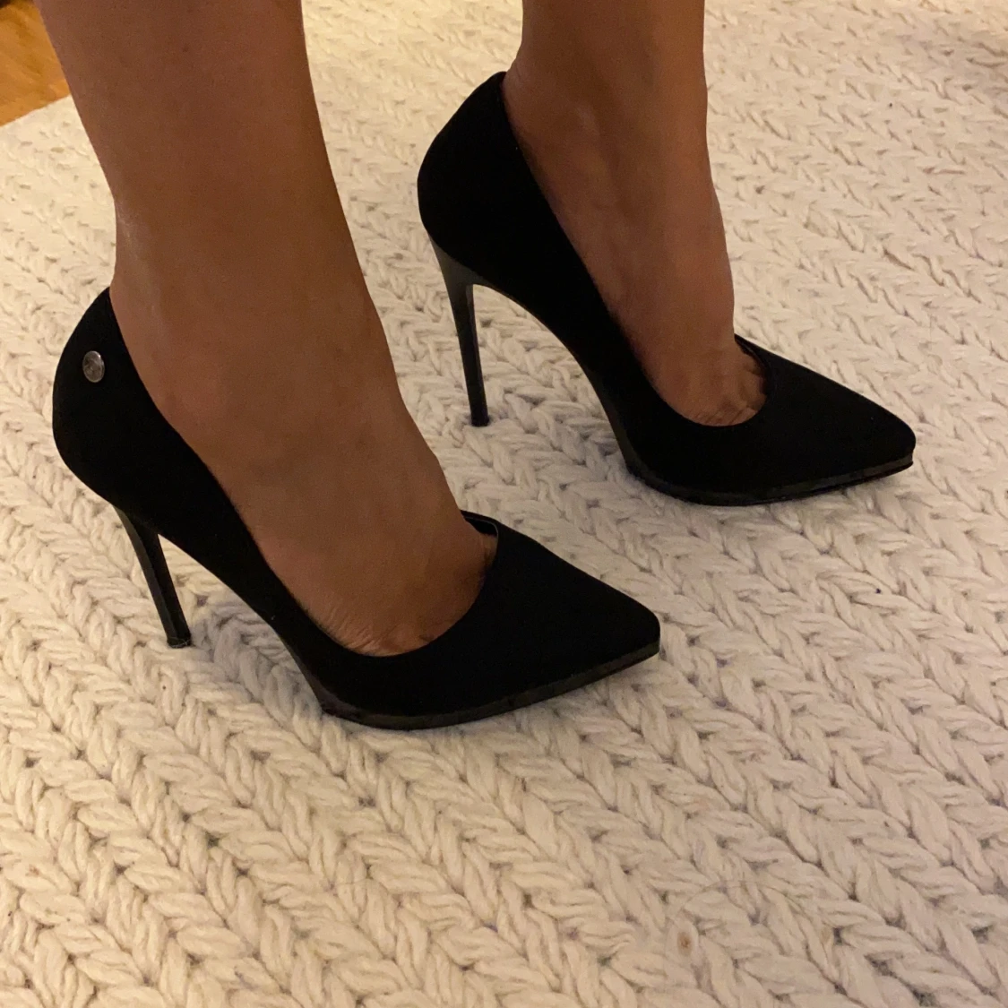 Svarta pumps med spetsig tå