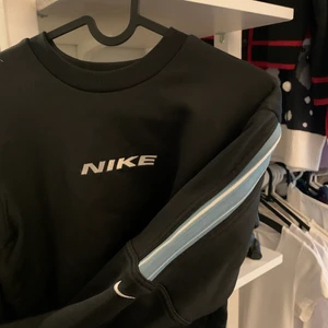 Nike Sweatshirt - Köptes på secondhand butik i sommar men inte kommit till användning. Hel och fin. Kan mötas upp annars står köpare för frakt 