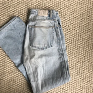 Jeans - Jeans ifrån weekday i modellen Row! Dem är raka i benen 😊✨