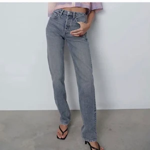 Zara jeans - Säljer nu dessa slutsålda populära grå/blåa, midrise jeansen från zara🤗🤗 superfint skick! Köp direkt för 450kr!!