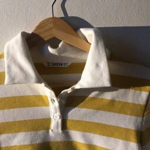 Tjocktröja croped  - En fin tjocktröja ifrån shein, säljer för jag inte använder den och för den är för liten 