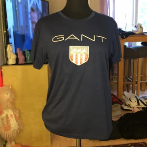 Gant T-shirt  - Den är inte äkta, men den är tunn & skön. Säljer den billigt någon kanske finner användning av den då den fortfarande är fin, lite sliten på märket. 