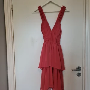 Röd klänning  - Sick 8/10 inget märkvärdigt ändast hängt i en garderob i flera år