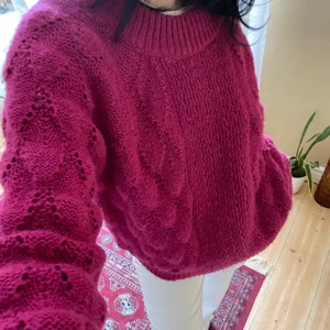 stickad tröja - cerise tjock stickad tröja som värmer bra, knappt använd i jätte bra kvalité, perfekt till hösten. står ingen storlek i tröjan men jag är en S och sitter lite oversized. köparen står för frakt 💕