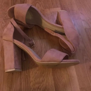 Rosa höga skor  - Helt nya rosa skor som jag säljer för 150kr storlek 37!