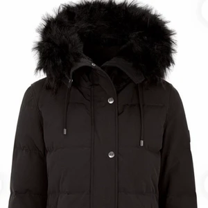 Svart Hollie - subway jacka SOM ny - Knappt använd, köpt förra året. Supersnygg jacka från Hollie