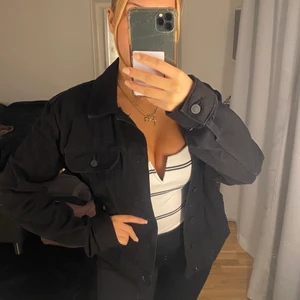 Svart jeansjacka - Svart jeansjacka i storlek M. Använd enstaka gånger. Unisex 