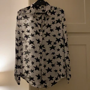Skjorta / blus i stjärnor  - Väldig söt, lite YSL-inspirerad med stjärnorna. 