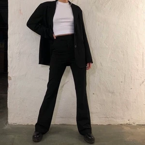 LXA kostymbyxor  - Kostymbyxorna ”Suit pants short” från LXA i storlek xxs. Snyggt croppade på mig som är 163. Riktigt hög midja. Använda en handfull gånger - inget att anmärka på. Nypris 899kr.