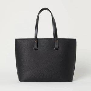 Svart väska  - 45cm bred, bra skick 