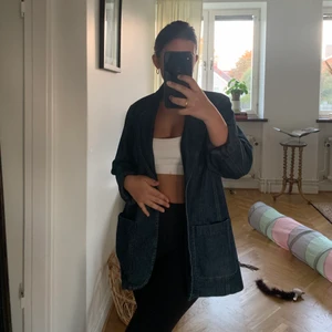 Jeansblazer😍 - Så fin vintage jeansblazer från det fina märket prêt à porter i perfekt skick. Pris : 240kr exklusive frakt. Inköpspris över 1000-lappen. Sista bilden visar färgen bättre i dagsljus, skriv för mer bilder!