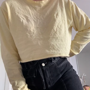 Gul tröja - En super söt lite croppad gul tröja! I perfekt skick