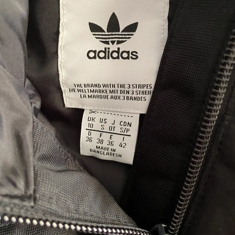 Ej använd adidas väst storlek 36 tjej modell djur o rökfri. 350kr kan skickas du betalar frakten . Ej retur . Jackor.