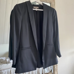 Blå kavaj - En jätte fin blå kavaj från H&M, storlek 36. Aldrig använd endast prövad. 