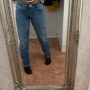 Lång midjade jeans  - MID RISE Jeans straight från zara. Helt nya oanvända säljer på grund utav fel storlek, prislapp finns kvar. Köper du står du för frakt. <33 storlek 36. 