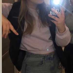 Peak performance väst - Supersnygg men ändå simpel peak väst i storlek L. Köpte västen förra vintern och har bara använt den vid några få tillfällen. Inga skador på varken in eller utsida. Sjukt snygg med en hoodie under💞