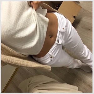 Lågmidjade ralphlauren jeans - Vita Ralph lauren jeans som e lågmidjade, väldigt fina! Rensar mina jeans och har flera vita. Får fin rumpa i dom och passar dig som har smalare lår <3 de är väldigt långa så passar dig som är mellan 168-173 om man inte föredrar längre byxor förstås. Man kan vika upp dom. 