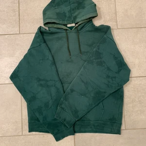 Grön bleached hoodie - Najs oversized hoodie från weekday, subtilt bleached och skön på insidan, säljer för att rensa garderoben lite :) jag bjuder på frakt