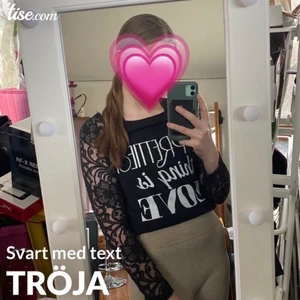 Svart tröja  - Säljer denna super finna tröja som har jätte fina mönster på armarna! (Storleken står inte men det är nog XS/S)