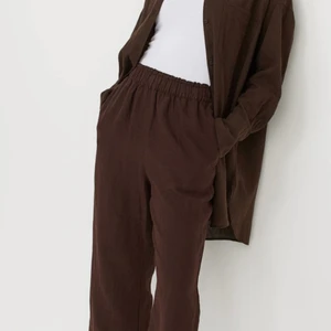 Bruna luft byxor - Dessa byxor är sköna för sommaren vilket det inte är nu men säljer fortfarande dessa vackra byxor❤️använd 3 gånger och köpt för 300kr.