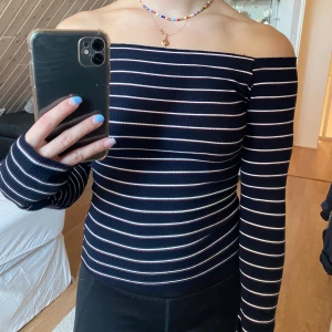 Off shoulder topp - Mörkblå off shoulder topp med vita och röda ränder! Hör av er vid frågor eller om ni önskar fler bilder❤️