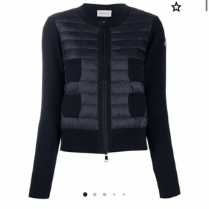 Moncler cardigan  - Säljer denna åt min vän köpt på farafetch för 7200kr. Skick 10/10 knappt använd. St S som även är slutsåld. Skriv vid intresse. Hon hittar ej kvittot men går att skanna i den och kolla äktehetsbevis 