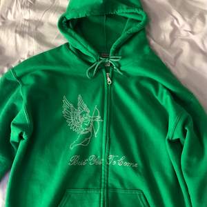 Intressekoll på min skitsnygga gröna rhinestone hoodie. Säljer endast vid bra pris, bud startar på 700. Köpt på instagram💚 bud är bindande, köp direkt för 900!