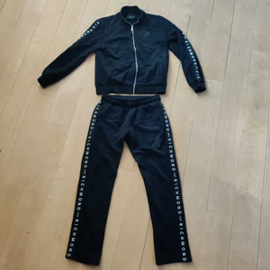 John Richmond Tracksuit - John Richmond tracksuit inköpt på Farfetch för 2000:-                                                Använd under en kort period, i bra skick.                                                                       Passar 165-175cm, alltså XS till S.                                                                               