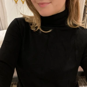 Zara polo - Svart polotröja från Zara. Supermysig nu i höst☺️☺️