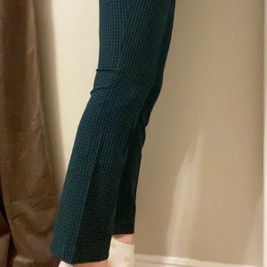 Rutiga kostymbyxor  - Ett par rutiga kostymbyxor från Mango i storleken XS. I mycket bra skick! Frakt tillkommer 