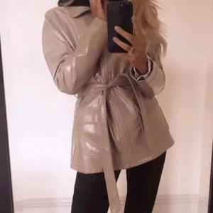 Jacka - Jättefin skinn jacka, den är i M men passar även XS/S