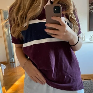 Pikétröja  - Säljer denna supercoola och snygga piké tröja i denna superfina röd toniga färg. Den är köpt på herr avdelningen ifrån Ralph L och sitter som en storlek M på mig som ofta ör S. Men tycker inte den är för stor utan sitter bara lite oversize vilket jag kan tycka är svin snyggt. Så snyggt tsm med en kjol tex. Om frågor, skriv gärna till mig privat ❤️