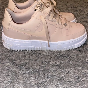 Air force  - Säljer mina air force pixel då dem inte kommer till användning. Har använt dem två gånger men dem är som nya. Pris kan diskuteras vid snabbaffär. Kan postas eller mötas upp i centrala Stockholm.