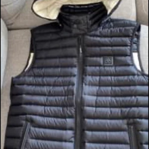 Mosse knuckels väst storlek S - Jag vill sälja min väst för 1000kr jag köpte den från Miinto hemsidan för 2500kr den är lite stor på mig