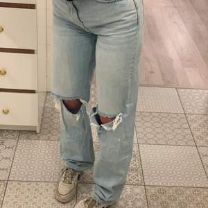 Kanonhärliga & sjukt snygga jeans som tyvärr ej kommit till användning mer en ca 5 gånger. Dom är lite slitna i ”hälen” på byxorna då dom är väldigt långa för mig.