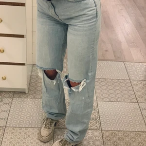 GinaTricot 90s High Waist Jeans, Stl. 34 - Kanonhärliga & sjukt snygga jeans som tyvärr ej kommit till användning mer en ca 5 gånger. Dom är lite slitna i ”hälen” på byxorna då dom är väldigt långa för mig.