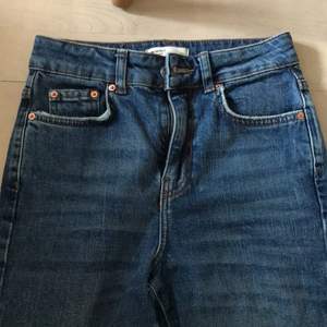 Sköna snygga Butcut jeans från Ginatricot. Dem ska vara korta i modellen och dem passar egentligen men jag tycker personligen inte det är jätte snyggt när dem är så korta som dem är. Jag är 175 och dem skulle passa perfekt för dem som är 170 och neråt. 