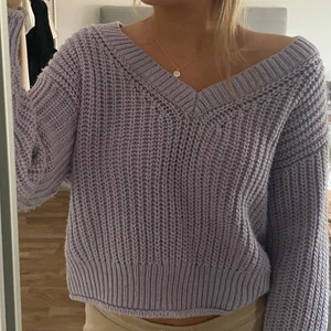Lila stickad off shoulder - Säljer denna jättefina och mysiga lila off shoulder tröja. Passar till mycket och är väldigt skön!!💕💕