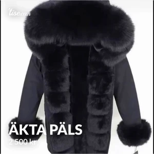 Parka äkta päls - Säljer min fina svarta parka jacka med äkta päls . Har använt den i 2 månader, och tagit väl hand om den. Inga skador eller något liknande. Säljer pågrund av att det inte är min stil längre.