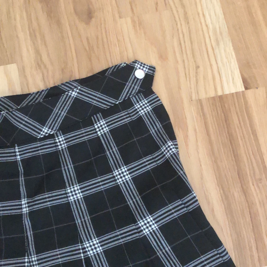 Kort svart kjol med veck  - 91