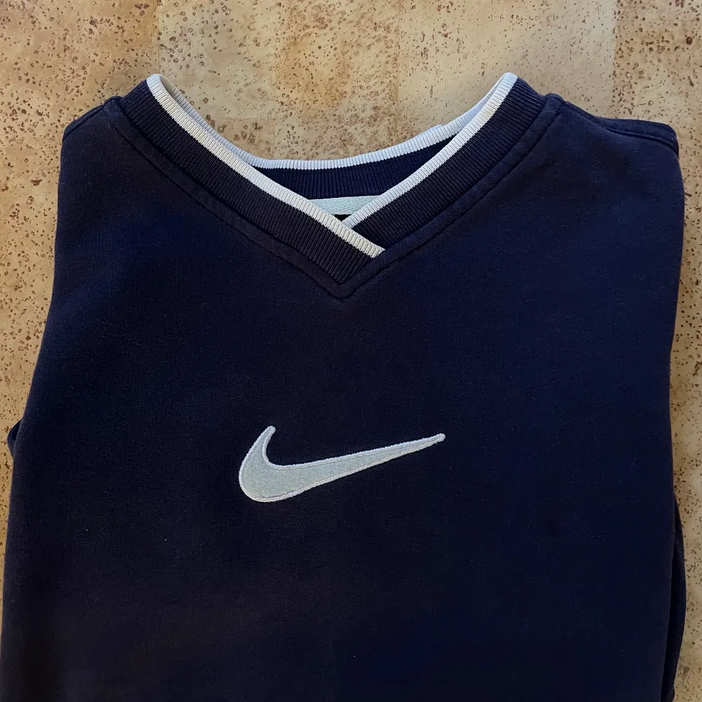 Säljer denna marinblåa Nike sweatshirt, i väldigt fint skick, frakt tillkommer:). Tröjor & Koftor.
