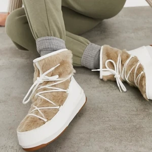 Äkta moon boots - Superfina moon boots storlek 39 lite små i storleken, fluffiga inuti och på utsidan 🎸💗❄️