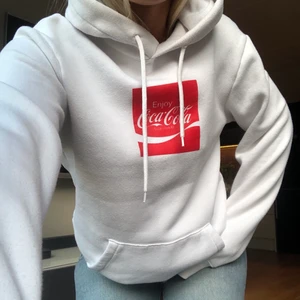 Coca-Cola hoodie - Hoodie från HM x Coca cola, Strl. XS. 🤍 150 kr 🤍 Kan mötas gratis i Sthlm eller så betalar köparen frakt 🤝 