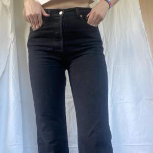 Svarta levi’s jeans i modellen ”ribcage crop flare” i gott skick! Nypris 1 200kr. Köpare står för frakt!💘