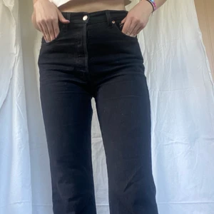 Levis jeans  - Svarta levi’s jeans i modellen ”ribcage crop flare” i gott skick! Nypris 1 200kr. Köpare står för frakt!💘