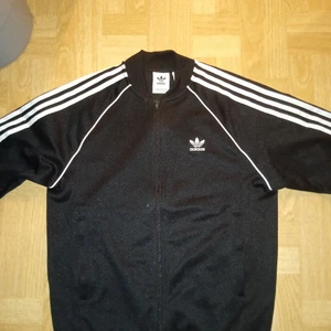 Adidas tröja - Bra skick och sparsamt använd. Schysst tröja from the brand with the 3 stripes. Nypris 749:-.